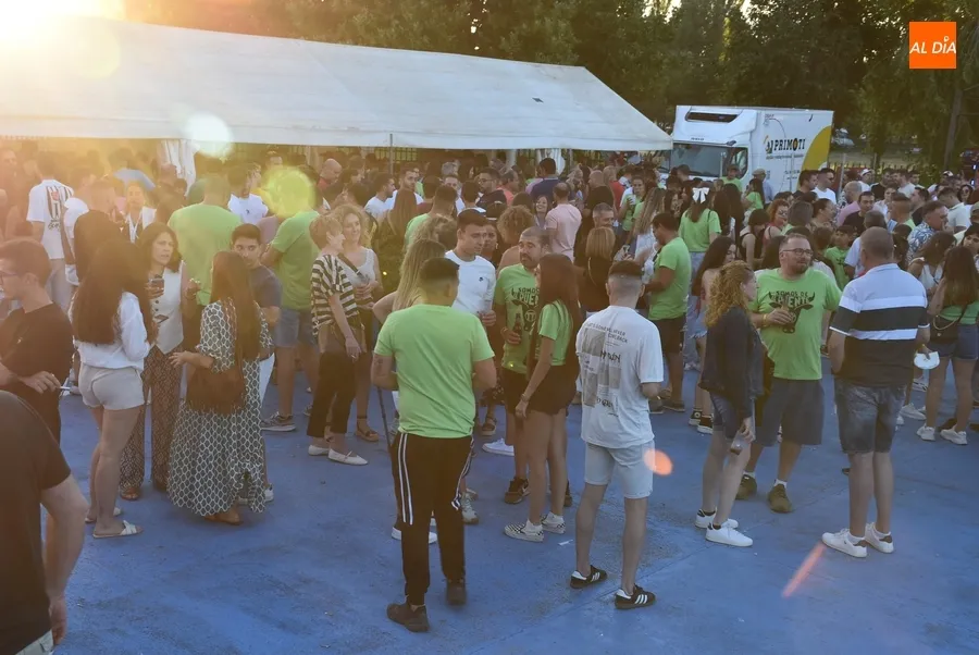 Foto 4 - La Charanga La Clave anima el ambiente como enlace hacia la velada festiva sabatina