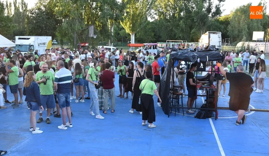 Foto 5 - La Charanga La Clave anima el ambiente como enlace hacia la velada festiva sabatina