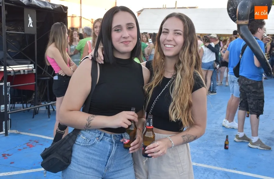 Foto 6 - La Charanga La Clave anima el ambiente como enlace hacia la velada festiva sabatina