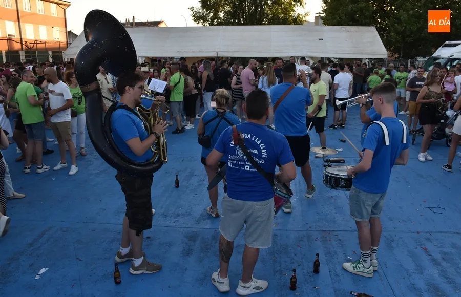 Foto 7 - La Charanga La Clave anima el ambiente como enlace hacia la velada festiva sabatina
