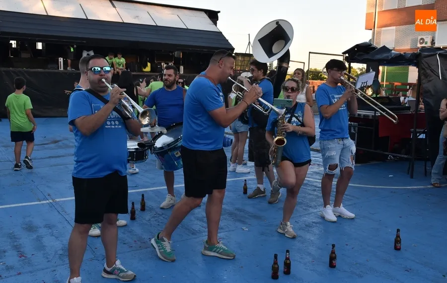 Foto 8 - La Charanga La Clave anima el ambiente como enlace hacia la velada festiva sabatina