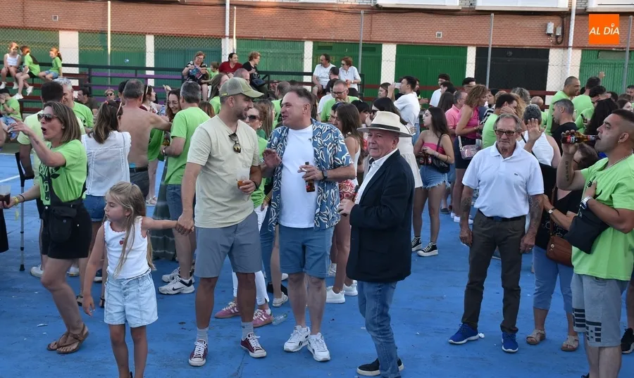 Foto 9 - La Charanga La Clave anima el ambiente como enlace hacia la velada festiva sabatina