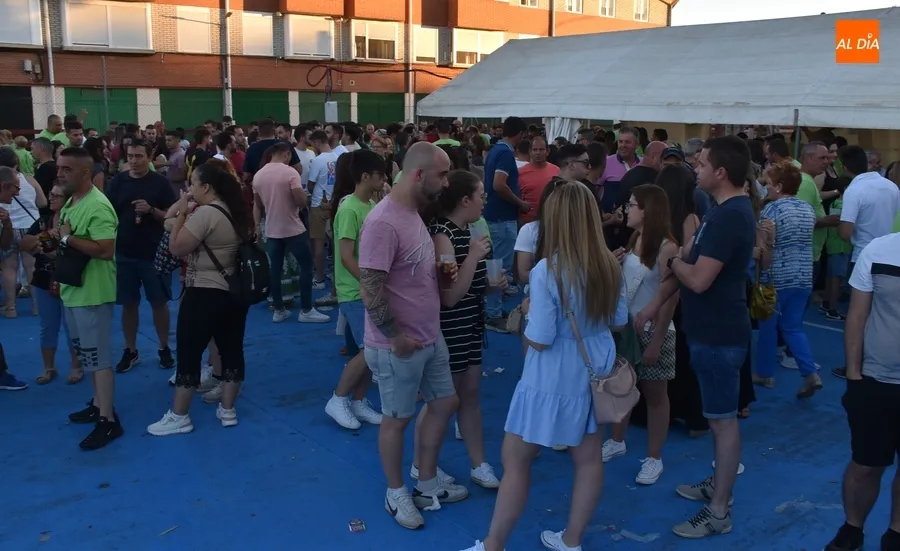 Foto 10 - La Charanga La Clave anima el ambiente como enlace hacia la velada festiva sabatina