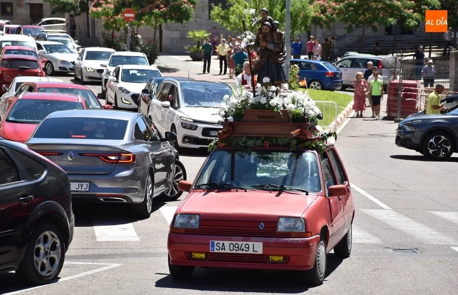 Foto 6 - 37 coches, una moto y una silla de ruedas reciben la bendici&oacute;n de San Crist&oacute;bal