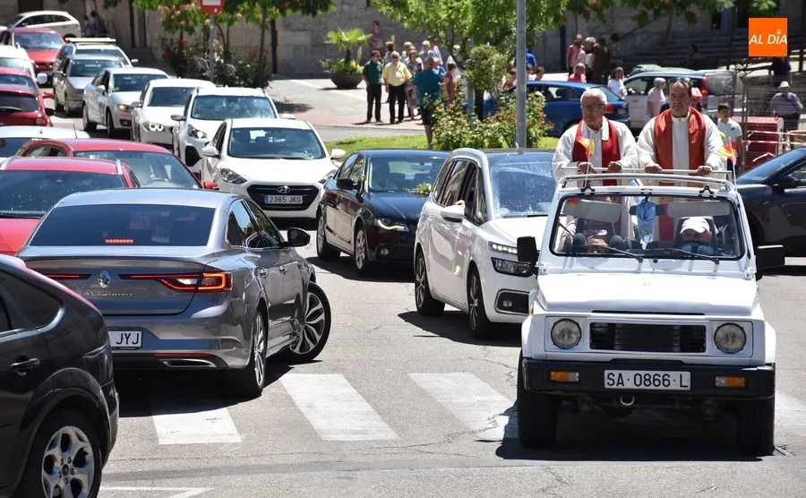 Foto 7 - 37 coches, una moto y una silla de ruedas reciben la bendici&oacute;n de San Crist&oacute;bal