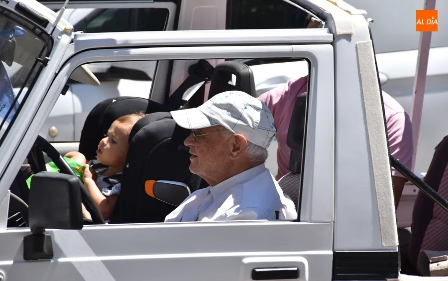 Foto 9 - 37 coches, una moto y una silla de ruedas reciben la bendici&oacute;n de San Crist&oacute;bal