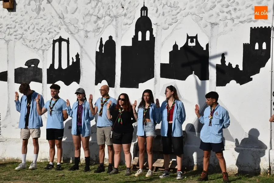 Foto 2 - Medio centenar de miembros del Grupo Scout Kennedy se van de campamento a Serradilla del Llano