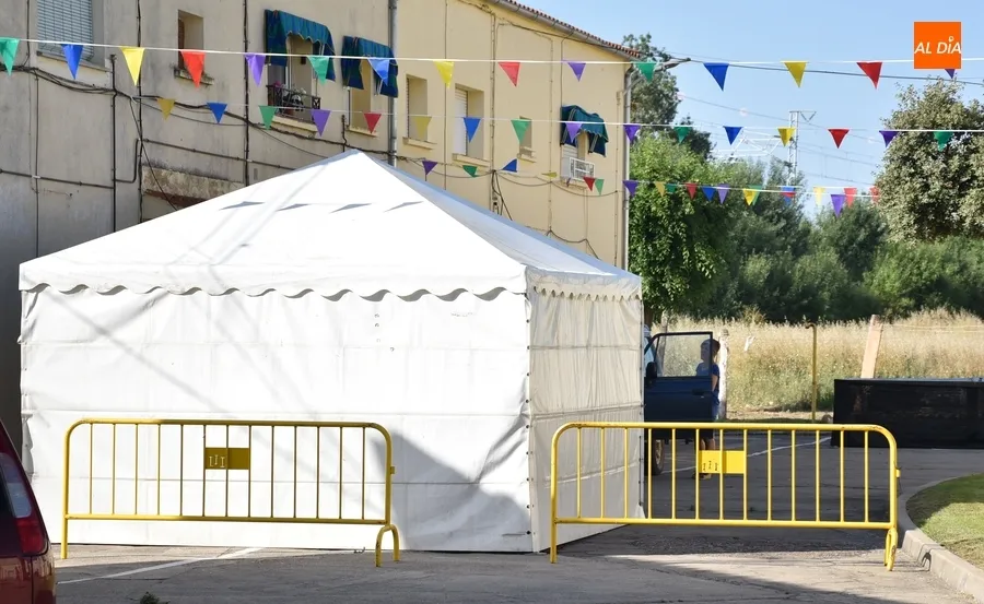 Foto 2 - Todo a punto en la Avenida de Espa&ntilde;a para el arranque de sus fiestas