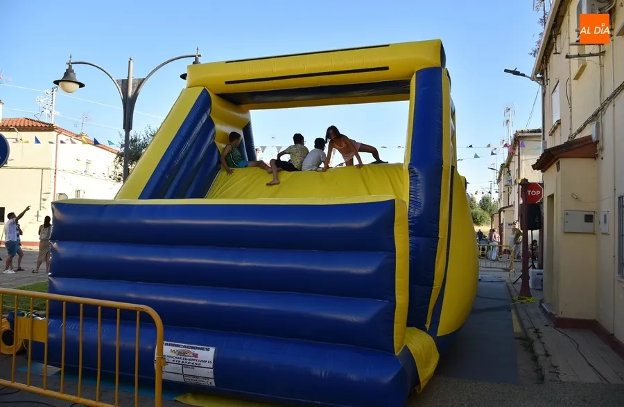 Foto 2 - Los m&aacute;s peque&ntilde;os se encargan de abrir las fiestas de la Avenida de Espa&ntilde;a