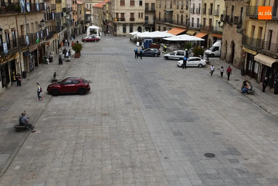 Foto 2 - La Plaza Mayor vive su primer d&iacute;a laborable sin coches del verano