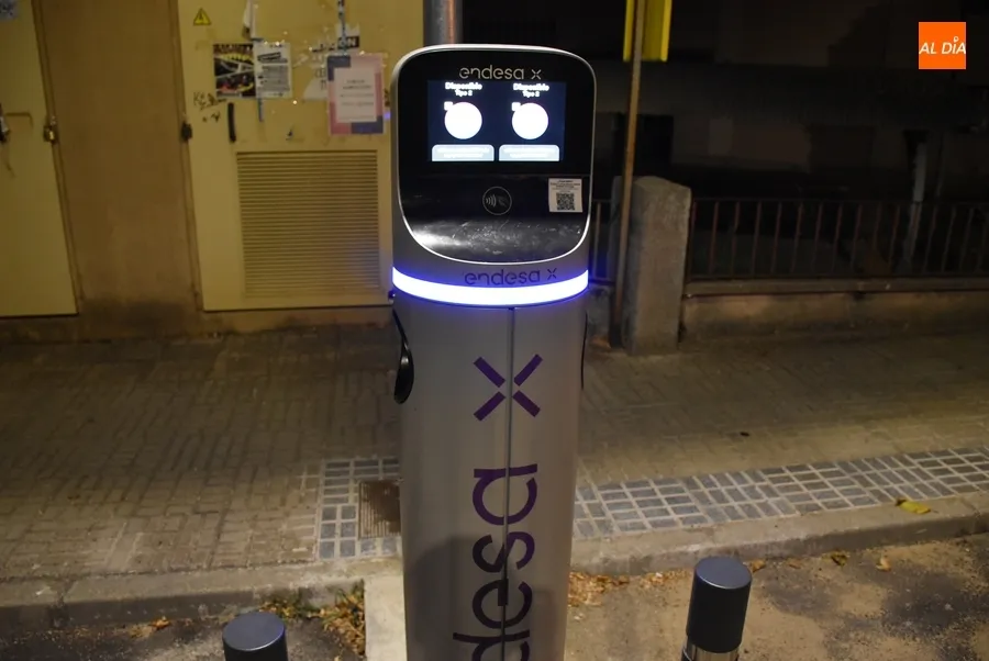 Foto 2 - Operativa la 1&ordf; electrolinera de la Avenida de B&eacute;jar, que brinda una farola m&aacute;s a la v&iacute;a