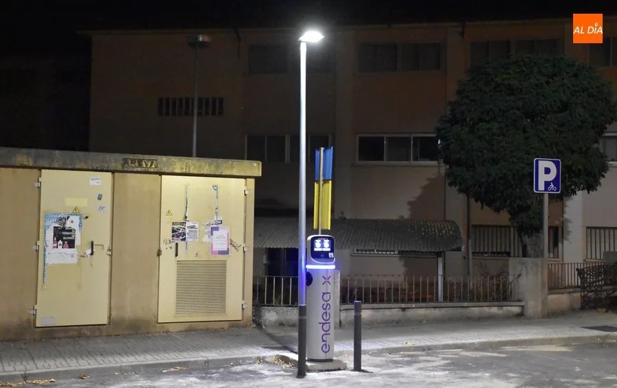 Foto 3 - Operativa la 1&ordf; electrolinera de la Avenida de B&eacute;jar, que brinda una farola m&aacute;s a la v&iacute;a