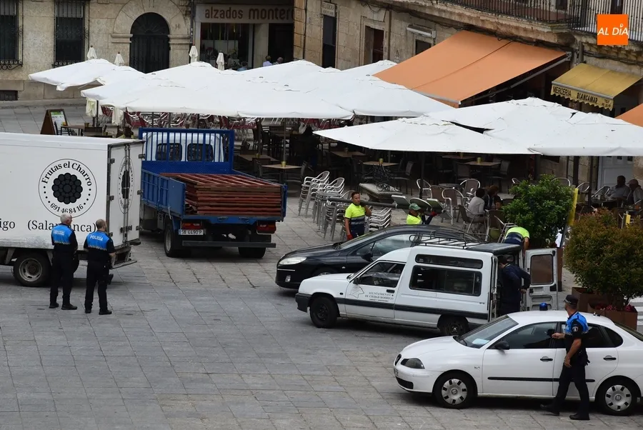 Foto 3 - La Plaza Mayor vive su primer d&iacute;a laborable sin coches del verano
