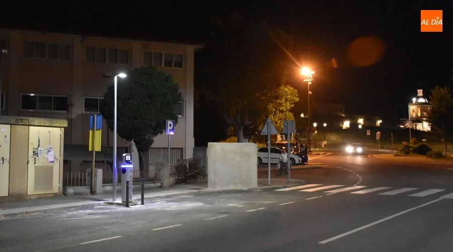 Foto 4 - Operativa la 1&ordf; electrolinera de la Avenida de B&eacute;jar, que brinda una farola m&aacute;s a la v&iacute;a