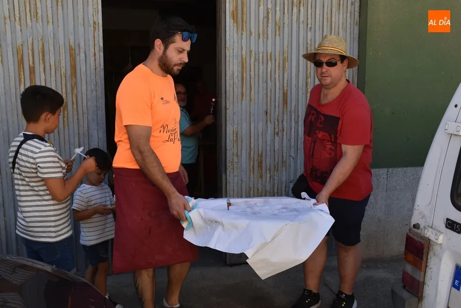 Foto 2 - Los vecinos de San Andr&eacute;s se re&uacute;nen en torno a la mesa para degustar paella