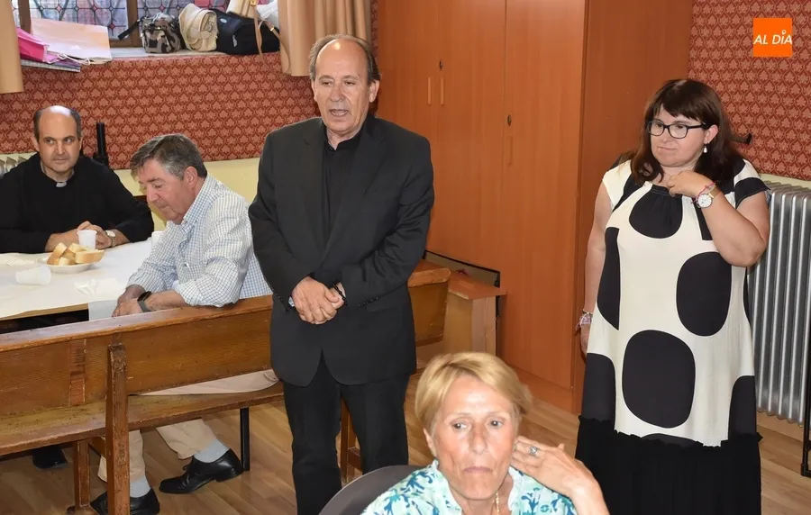Foto 4 - Los vecinos de San Andr&eacute;s se re&uacute;nen en torno a la mesa para degustar paella