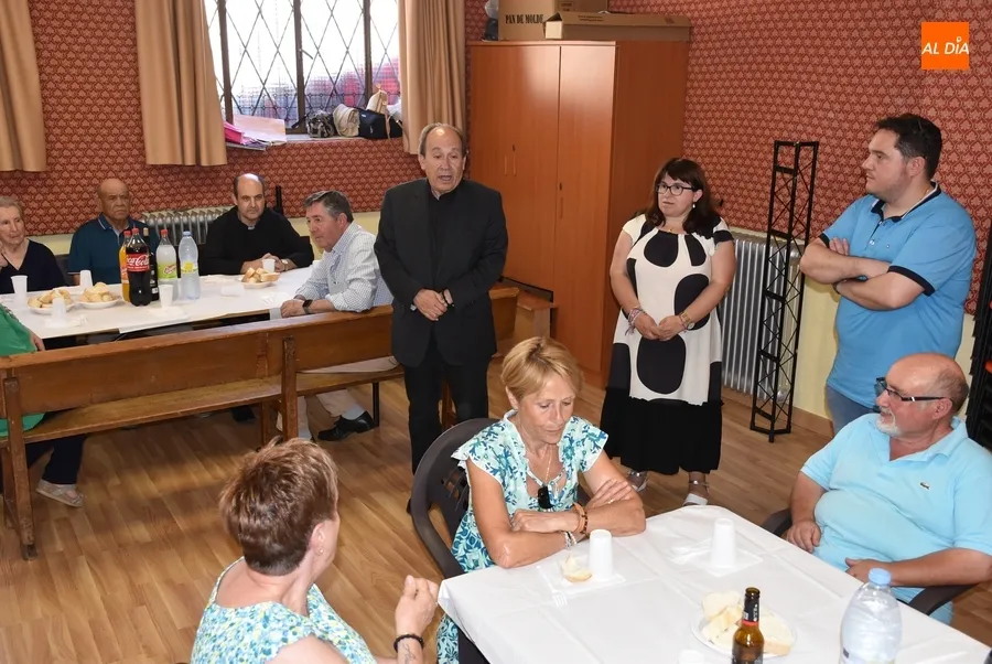 Foto 5 - Los vecinos de San Andr&eacute;s se re&uacute;nen en torno a la mesa para degustar paella