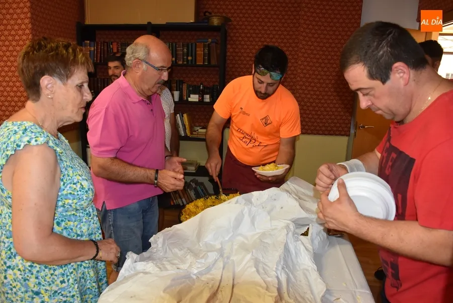 Foto 7 - Los vecinos de San Andr&eacute;s se re&uacute;nen en torno a la mesa para degustar paella