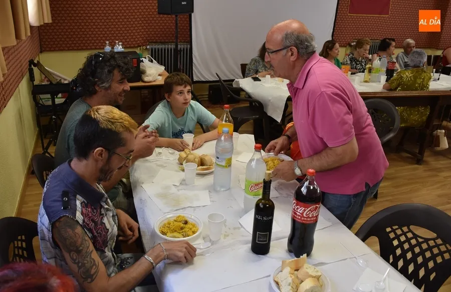 Foto 8 - Los vecinos de San Andr&eacute;s se re&uacute;nen en torno a la mesa para degustar paella