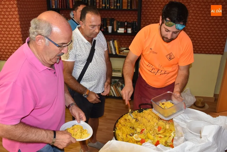 Foto 9 - Los vecinos de San Andr&eacute;s se re&uacute;nen en torno a la mesa para degustar paella