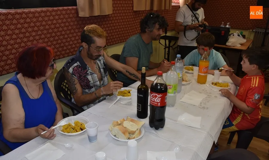 Foto 10 - Los vecinos de San Andr&eacute;s se re&uacute;nen en torno a la mesa para degustar paella