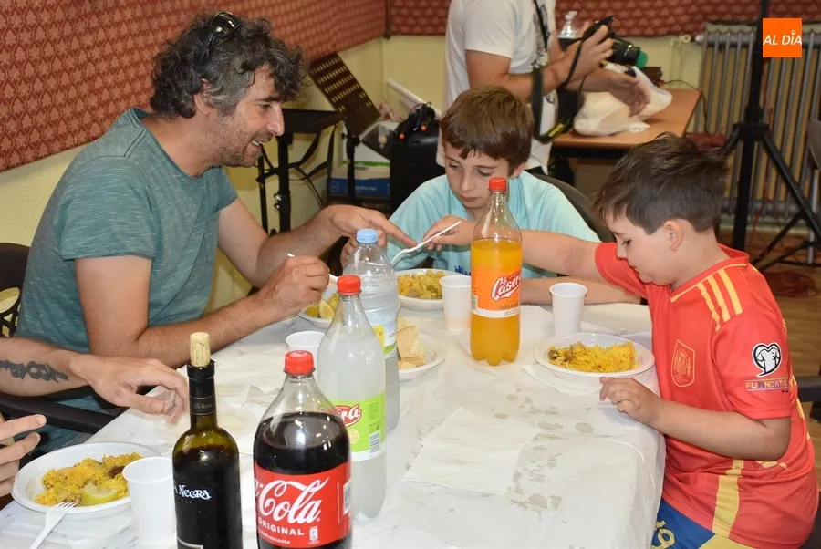 Foto 11 - Los vecinos de San Andr&eacute;s se re&uacute;nen en torno a la mesa para degustar paella