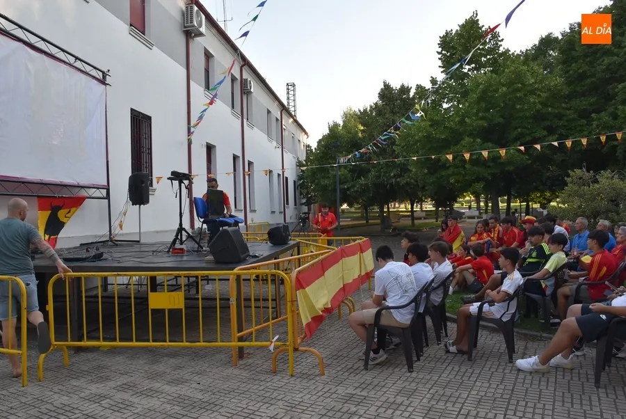 Foto 2 - Novedoso seguimiento colectivo a la Selecci&oacute;n Espa&ntilde;ola en Mir&oacute;briga gracias a la AVV de San Andr&eacute;s