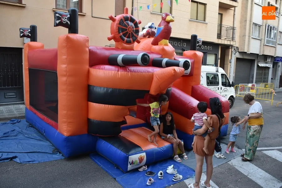 Foto 2 - Juegos para ni&ntilde;os y la m&uacute;sica de Back to the Covers abren las fiestas de Santa Ana