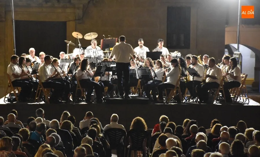 Foto 2 - Mirobrigenses y forasteros disfrutan al aire libre de los sones de la Banda de M&uacute;sica