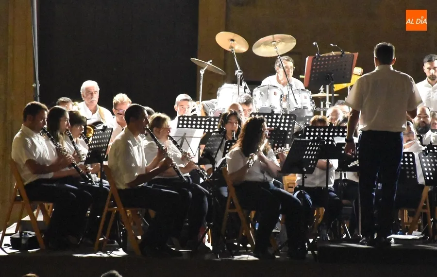 Foto 3 - Mirobrigenses y forasteros disfrutan al aire libre de los sones de la Banda de M&uacute;sica