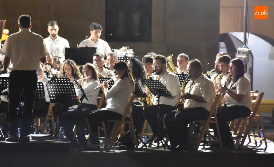 Foto 4 - Mirobrigenses y forasteros disfrutan al aire libre de los sones de la Banda de M&uacute;sica