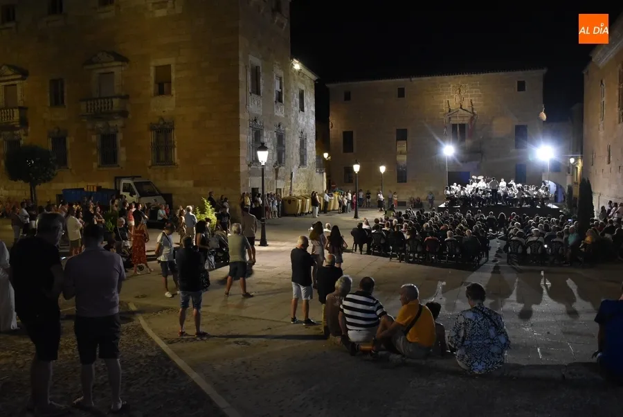 Foto 5 - Mirobrigenses y forasteros disfrutan al aire libre de los sones de la Banda de M&uacute;sica