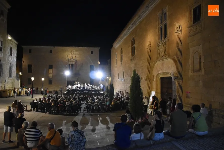 Foto 6 - Mirobrigenses y forasteros disfrutan al aire libre de los sones de la Banda de M&uacute;sica