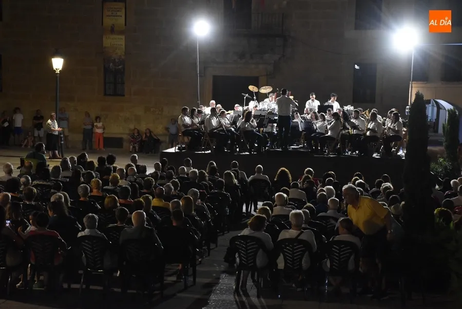 Foto 7 - Mirobrigenses y forasteros disfrutan al aire libre de los sones de la Banda de M&uacute;sica