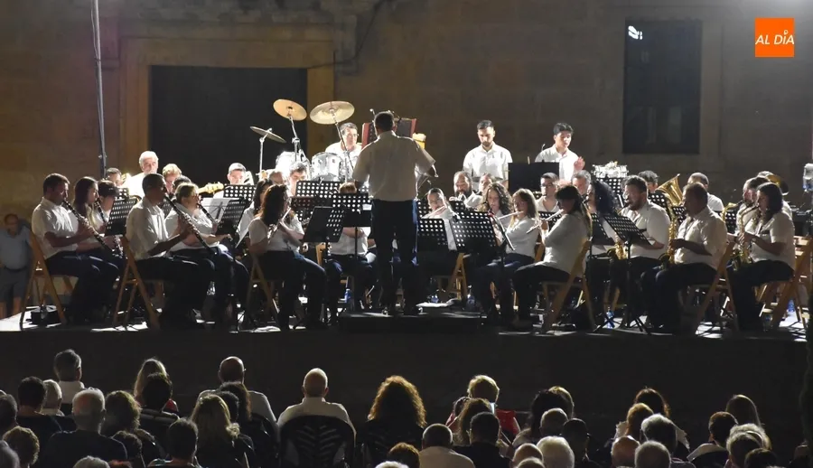 Foto 8 - Mirobrigenses y forasteros disfrutan al aire libre de los sones de la Banda de M&uacute;sica