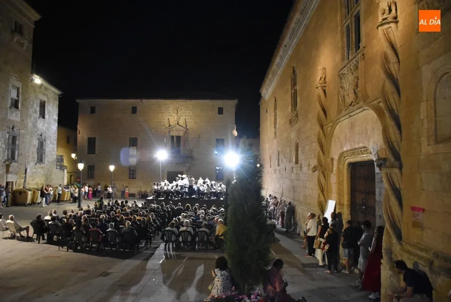 Foto 9 - Mirobrigenses y forasteros disfrutan al aire libre de los sones de la Banda de M&uacute;sica