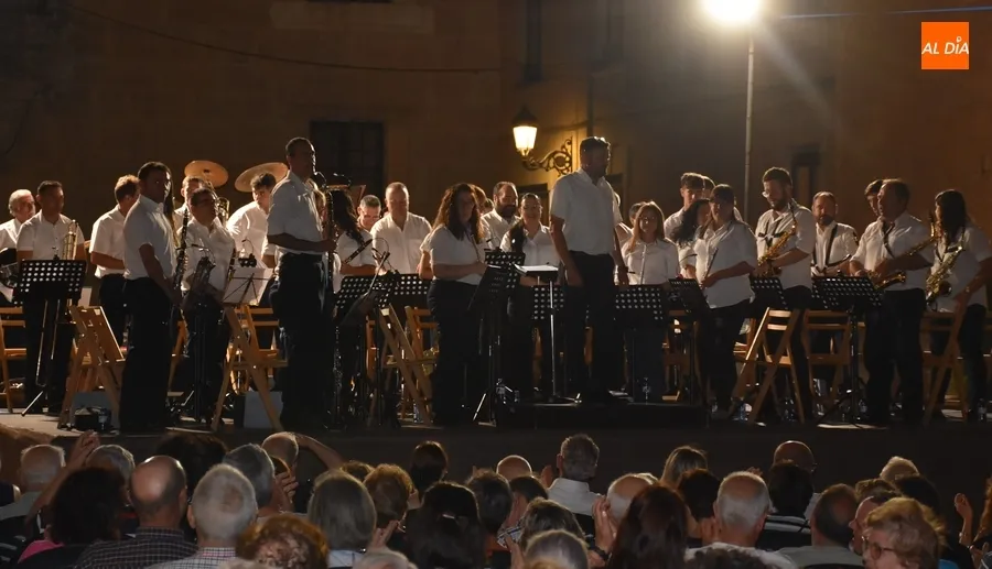Foto 10 - Mirobrigenses y forasteros disfrutan al aire libre de los sones de la Banda de M&uacute;sica