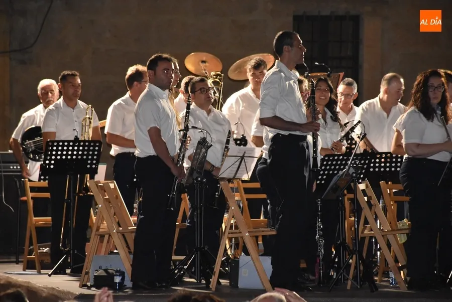 Foto 11 - Mirobrigenses y forasteros disfrutan al aire libre de los sones de la Banda de M&uacute;sica