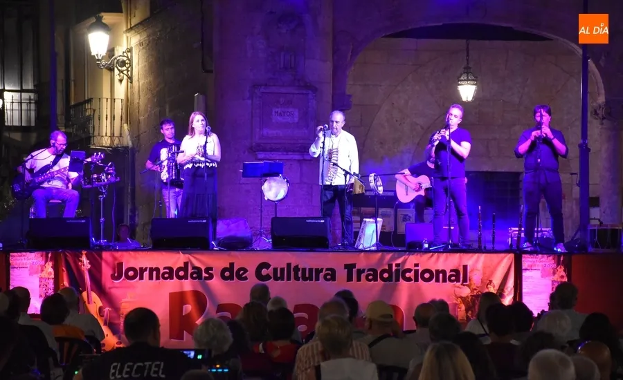 Foto 2 - El grupo vallisoletano Abrojo Folk anima la noche de viernes en la Plaza Mayor