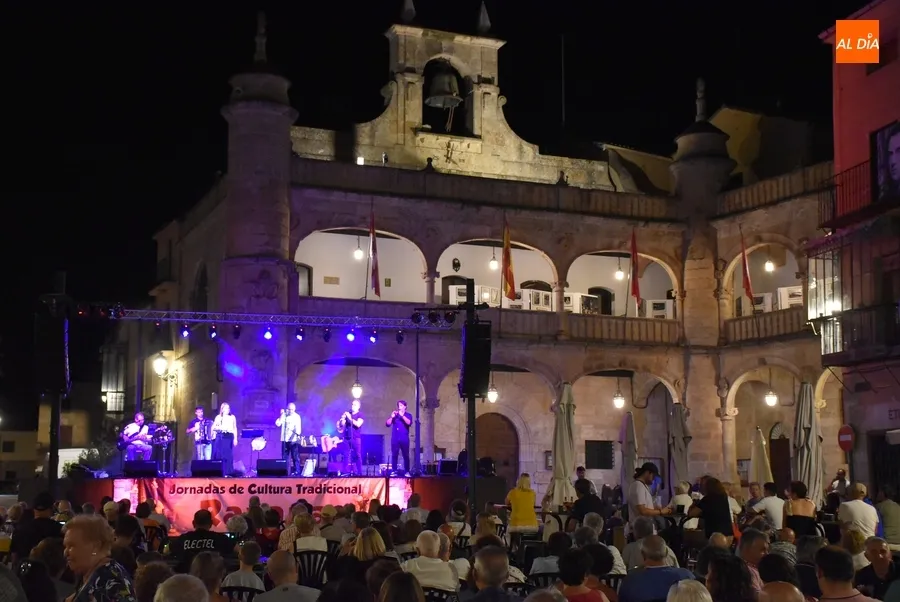 Foto 3 - El grupo vallisoletano Abrojo Folk anima la noche de viernes en la Plaza Mayor