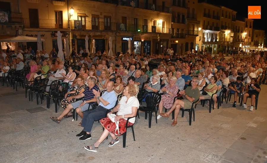 Foto 7 - El grupo vallisoletano Abrojo Folk anima la noche de viernes en la Plaza Mayor