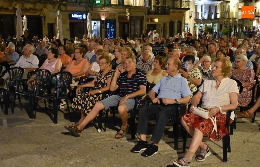 Foto 9 - El grupo vallisoletano Abrojo Folk anima la noche de viernes en la Plaza Mayor