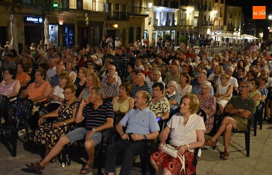 Foto 10 - El grupo vallisoletano Abrojo Folk anima la noche de viernes en la Plaza Mayor