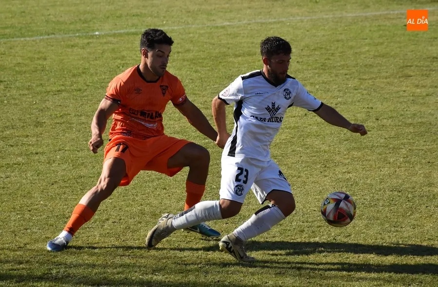 Foto 2 - El Ciudad Rodrigo CF abre la pretemporada adjudic&aacute;ndose el triangular ante Zamora e &Iacute;beros