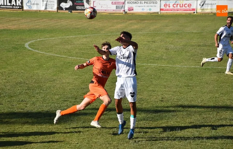 Foto 3 - El Ciudad Rodrigo CF abre la pretemporada adjudic&aacute;ndose el triangular ante Zamora e &Iacute;beros