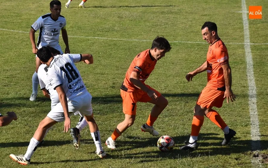 Foto 4 - El Ciudad Rodrigo CF abre la pretemporada adjudic&aacute;ndose el triangular ante Zamora e &Iacute;beros