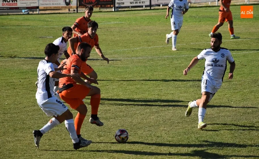 Foto 5 - El Ciudad Rodrigo CF abre la pretemporada adjudic&aacute;ndose el triangular ante Zamora e &Iacute;beros