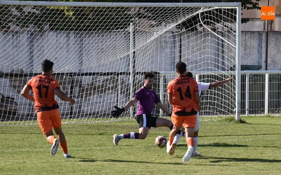 Foto 6 - El Ciudad Rodrigo CF abre la pretemporada adjudic&aacute;ndose el triangular ante Zamora e &Iacute;beros