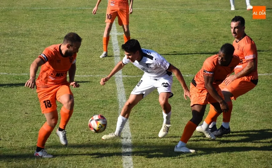 Foto 7 - El Ciudad Rodrigo CF abre la pretemporada adjudic&aacute;ndose el triangular ante Zamora e &Iacute;beros