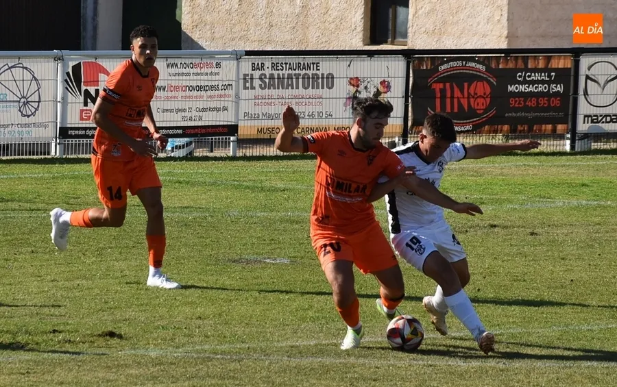 Foto 8 - El Ciudad Rodrigo CF abre la pretemporada adjudic&aacute;ndose el triangular ante Zamora e &Iacute;beros